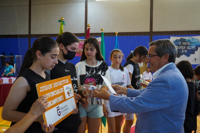 José Entrena entrega diplomas a unas participantes (DIPGRA) 