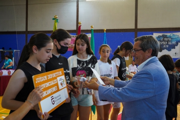 José Entrena entrega diplomas a unas participantes (DIPGRA) José Entrena entrega diplomas a unas participantes (DIPGRA)