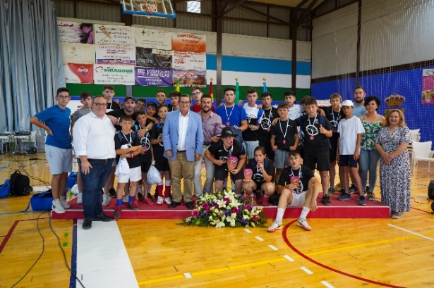 Foto de familia tras la clausura de los Juegos Deportivos Provinciales (DIPGRA) 