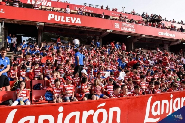 Afición del Granada CF en el Nuevo Las Cármenes (JOSÉ M. BALDOMERO) Afición del Granada CF en el Nuevo Las Cármenes (JOSÉ M. BALDOMERO)