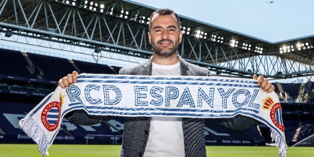 Diego Martínez posa con la bufanda del Espanyol en el RCDE Stadium (RCD Espanyol) Diego Martínez posa con la bufanda del Espanyol en el RCDE Stadium (RCD Espanyol)