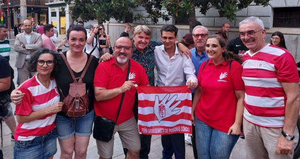 Paco Cuenca, junto a seguidores granadinistas durante la manifestación (FRAN CALVO)