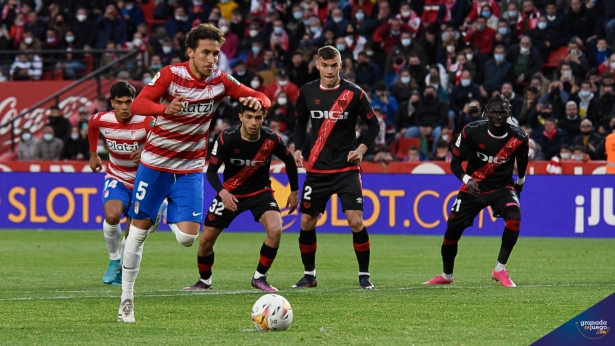 Milla, en el momento de lanzar un penalti ante el Rayo Vallecano (JOSÉ M. BALDOMERO) Milla, en el momento de lanzar un penalti ante el Rayo Vallecano (JOSÉ M. BALDOMERO)