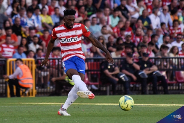 Eteki, que fue apartado del equipo durante una fase de la temporada, apunta a no seguir en el Granada (JOSÉ M. BALDOMERO) Eteki, que fue apartado del equipo durante una fase de la temporada, apunta a no seguir en el Granada (JOSÉ M. BALDOMERO)