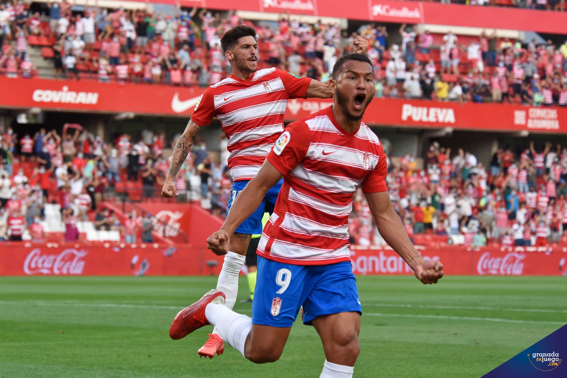 Luis Suárez celebra su primer gol de la temporada ante el Valencia (JOSÉ M. BALDOMERO)