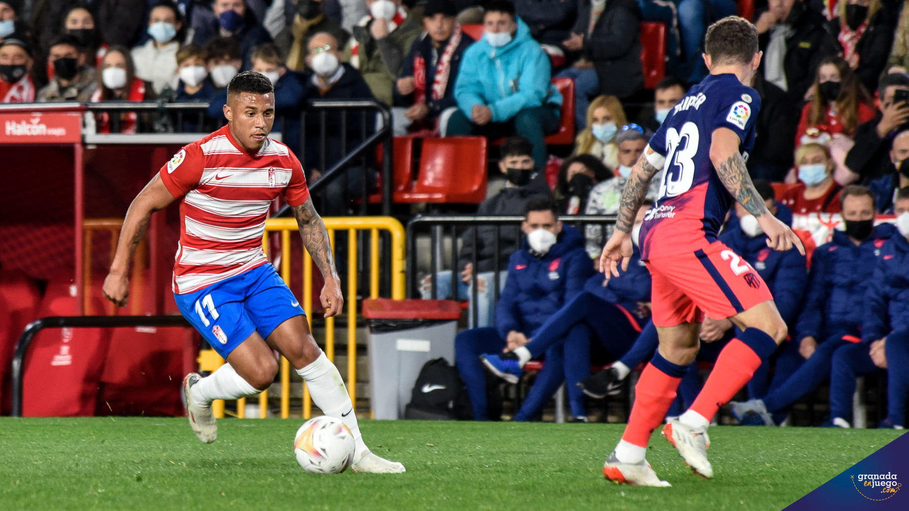 Machís, en el partido ante el Atlético de Madrid justo en el momento previo a disparar para marcar (JOSÉ M. BALDOMERO)
