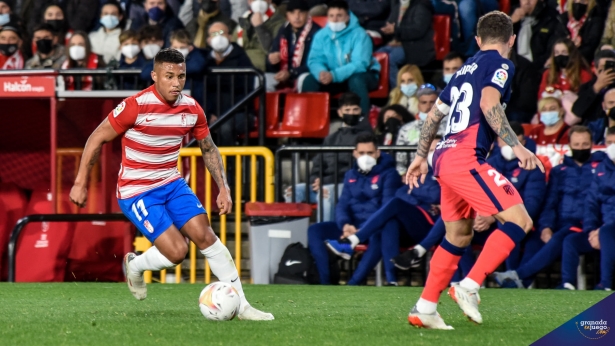 Machís, en el partido ante el Atlético de Madrid justo en el momento previo a disparar para marcar (JOSÉ M. BALDOMERO) Machís, en el partido ante el Atlético de Madrid justo en el momento previo a disparar para marcar (JOSÉ M. BALDOMERO)
