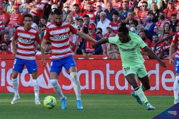 Gonalons y Milla, durante el partido ante el Athletic en `Los Cármenes`, podrían hacer las maletas (JOSÉ M. BALDOMERO)