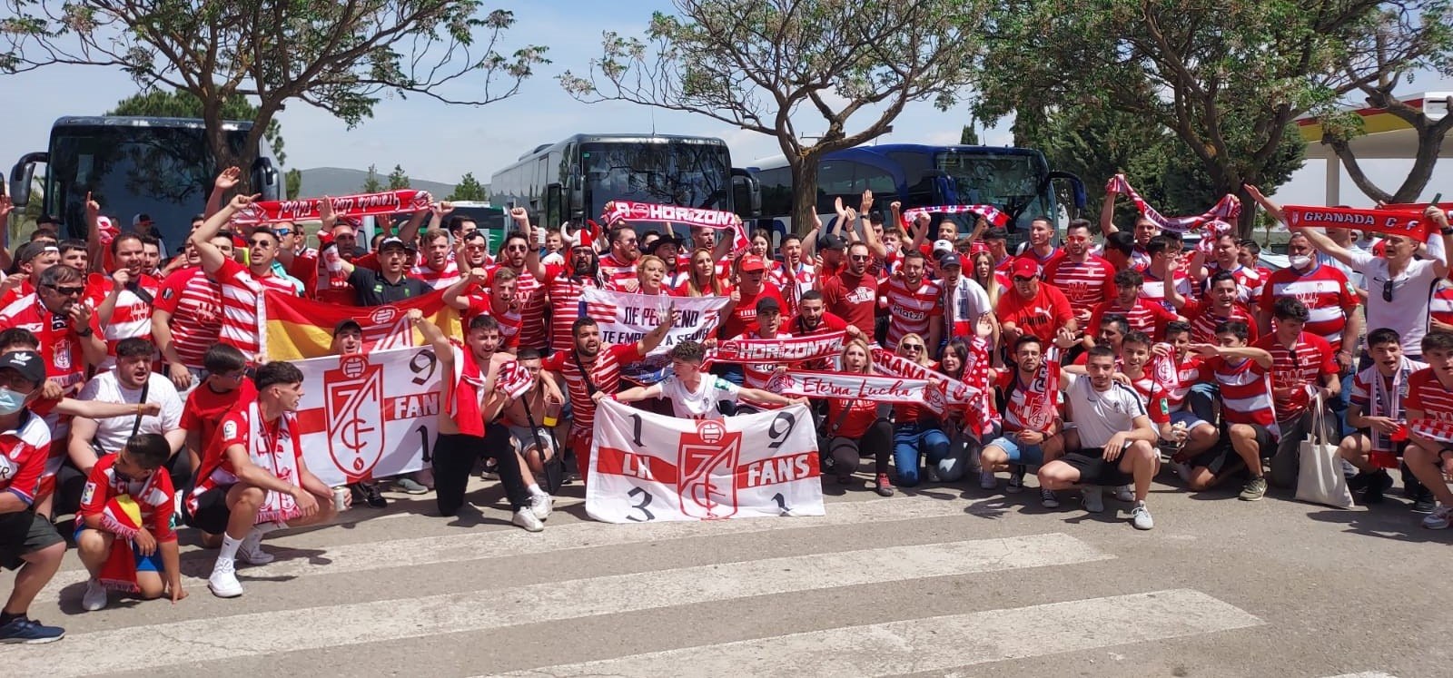 Aficionados del Granada, durante el último desplazamiento de la temporada pasada a Sevilla (FRAN CALVO)