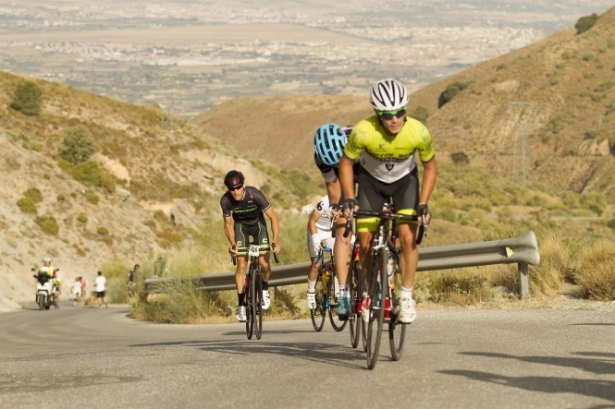 Ciclistas en una de las ediciones anteriores de Sierra Nevada Límite (@LEJANDROMOLINA) Ciclistas en una de las ediciones anteriores de Sierra Nevada Límite (@LEJANDROMOLINA)
