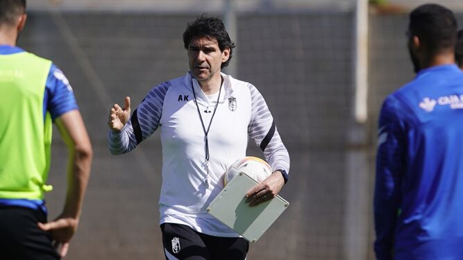 Karanka, en un entrenamiento con el Granada la pasada temporada (PEPE VILLOSLADA / GCF)