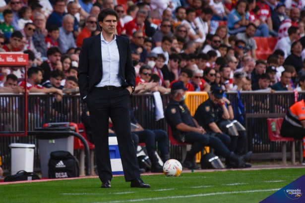 Karanka, en uno de los encuentros que dirigió al Granada en el `Nuevo Los Cármenes` durante el tramo final de liga (JOSÉ M. BALDOMERO)