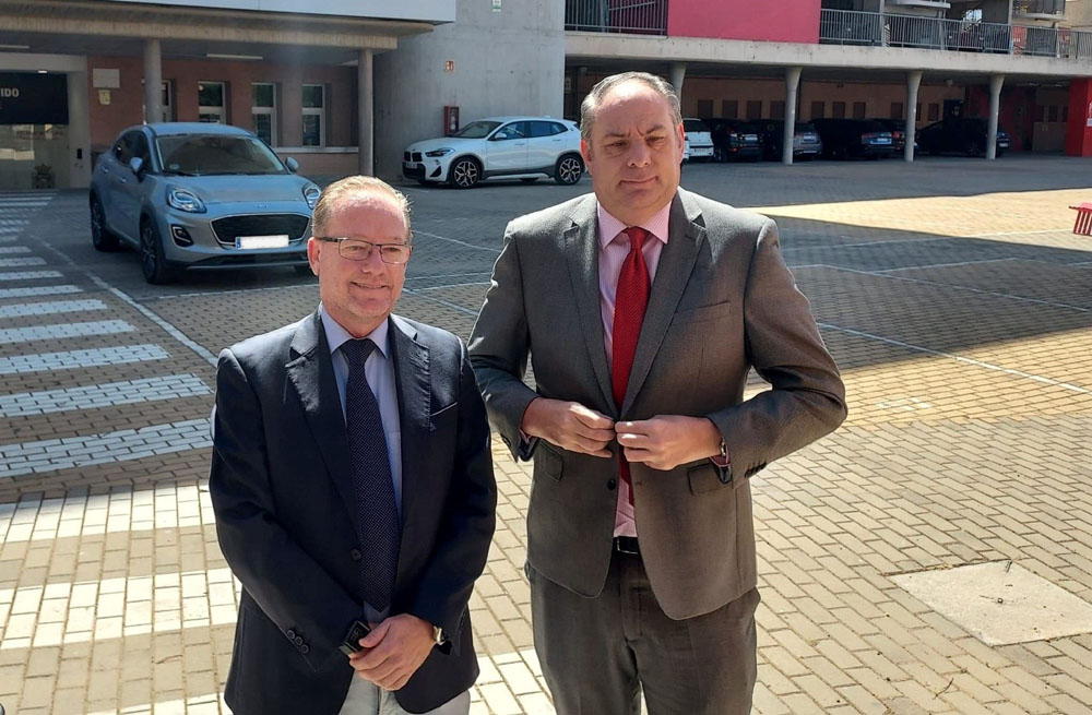 Los accionistas José Guerrero y Mariano de Damas, a su llegada al `Nuevo Los Cármenes` para asistir a la Junta (FRAN CALVO)