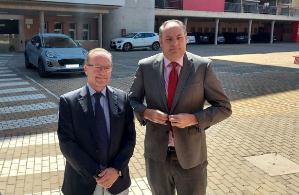 Los accionistas José Guerrero y Mariano de Damas, a su llegada al `Nuevo Los Cármenes` para asistir a la Junta (FRAN CALVO)