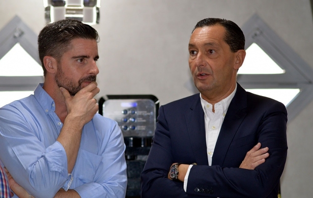 García Amado conversa con un periodista de los presentes en la reunión informativa (JAVIER PALMA)