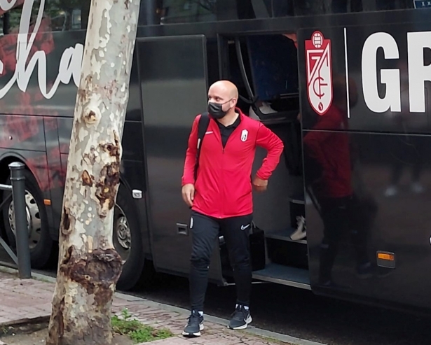 Paco Ceballos baja del autobús a la llegada al hotel de concentración del Granada en su última visita al Atlético de Madrid (FRAN CALVO)