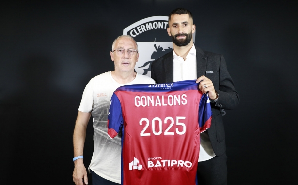 Gonalons posa con la camiseta de su nuevo equipo (CLERMONT FOOT) Gonalons posa con la camiseta de su nuevo equipo (CLERMONT FOOT)