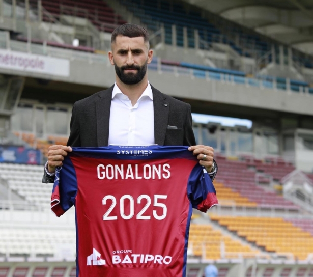 Max Gonalons posa con la camiseta de su nuevo equipo (CLERMONT FOOT) Max Gonalons posa con la camiseta de su nuevo equipo (CLERMONT FOOT)