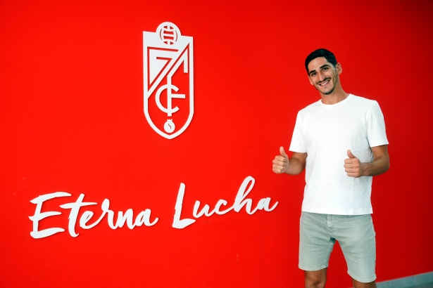 Yan Bodiger posa en la Ciudad Deportiva junto al escudo y al lema del club (GCF) Yan Bodiger posa en la Ciudad Deportiva junto al escudo y al lema del club (GCF)