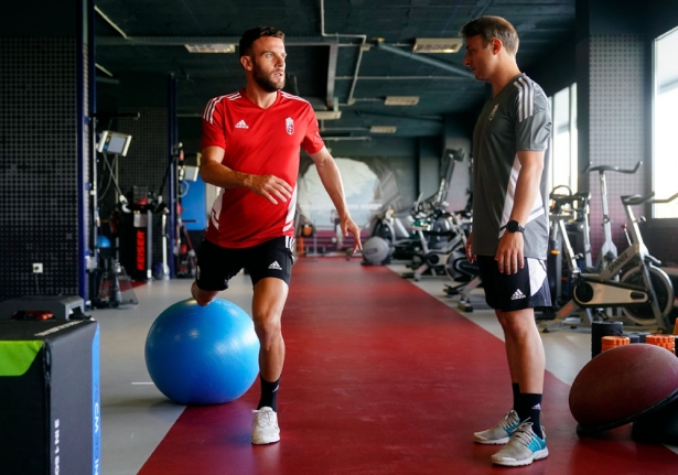 Quini, jugador del Granada CF, realizando ejercicios en el gimnasio esta mañana (GRANADA CF)
