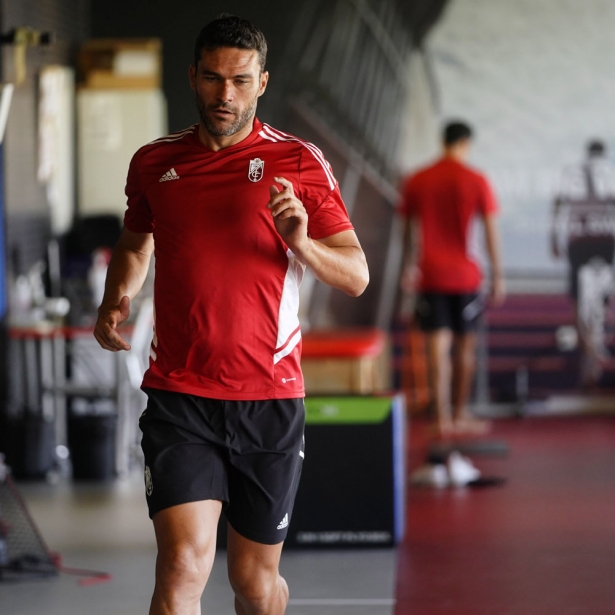 Jorge Molina, jugador del Granada CF, se pone a tono en el gimnasio de la Ciudad Deportiva (GRANADA CF)