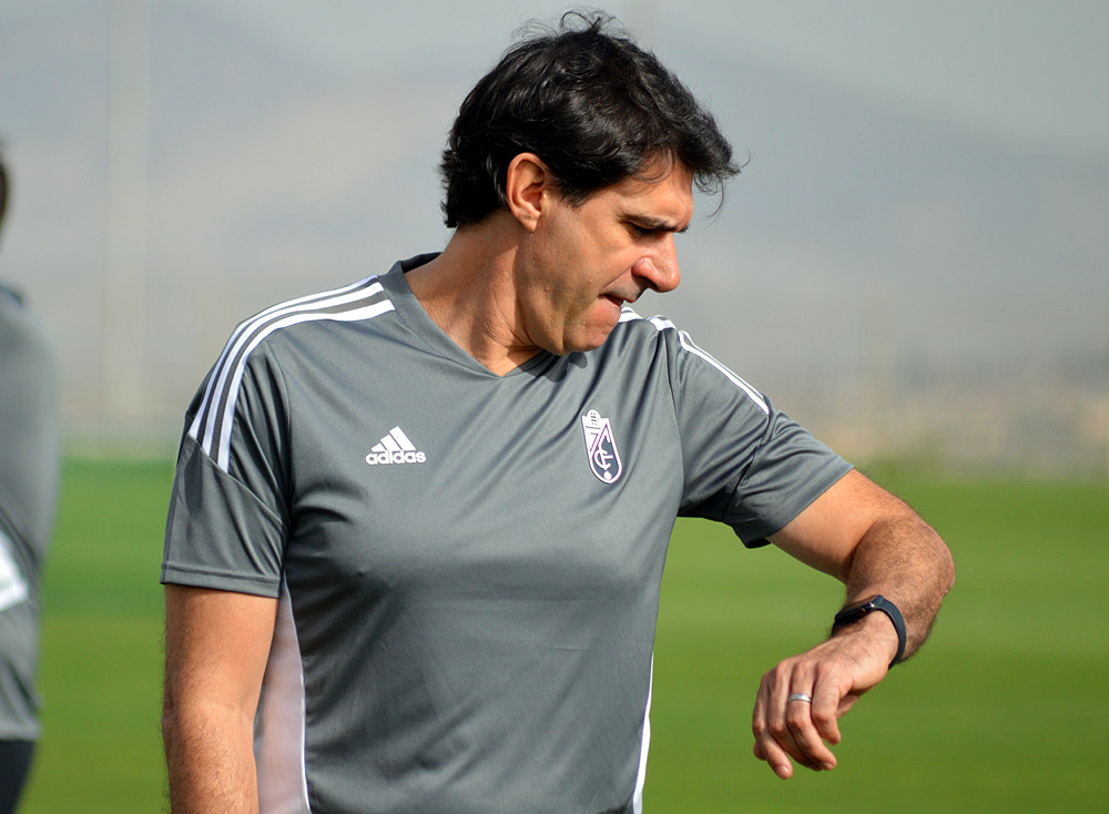Aitor Karanka, entrenador del Granada CF, durante el entrenamiento (J. PALMA)