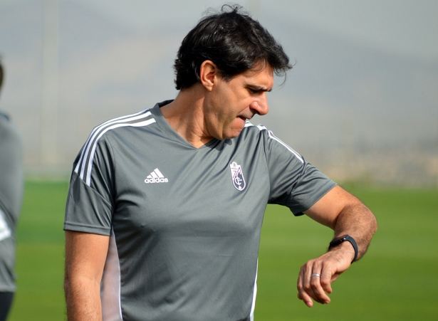 Aitor Karanka, entrenador del Granada CF, durante el entrenamiento (J. PALMA)