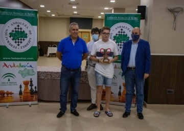 Alejandro Serrano con su trofeo (FEDERACIÓN ANDALUZA DE AJEDREZ) Alejandro Serrano con su trofeo (FEDERACIÓN ANDALUZA DE AJEDREZ)