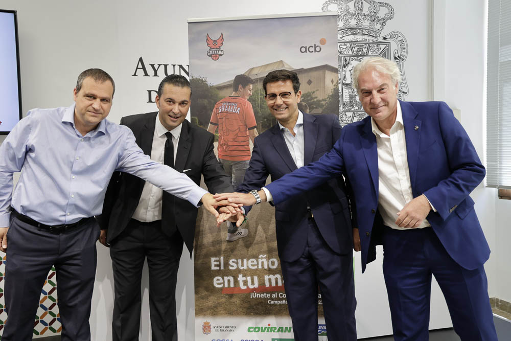 Presentación de la campaña de abonos del Covirán Granada (JAVIER ALGARRA / AYUNTAMIENTO)