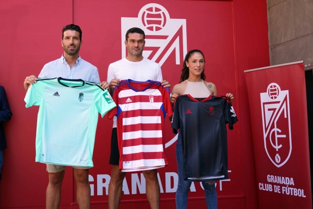 Así lucen las nuevas equipaciones del Granada CF (JOSÉ VELASCO) Así lucen las nuevas equipaciones del Granada CF (JOSÉ VELASCO)