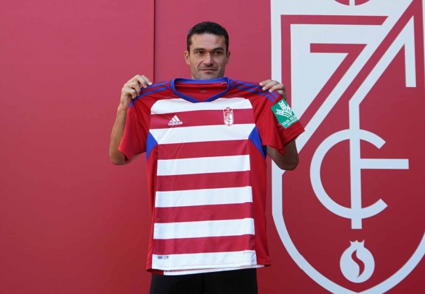 Jorge Molina con la camiseta rojiblanca (JOSÉ VELASCO)