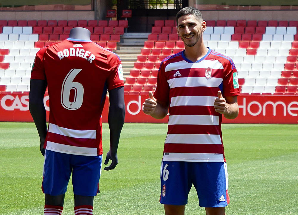 Yann Bodiger en su presentación como jugador del Granada CF (JOSÉ VELASCO)