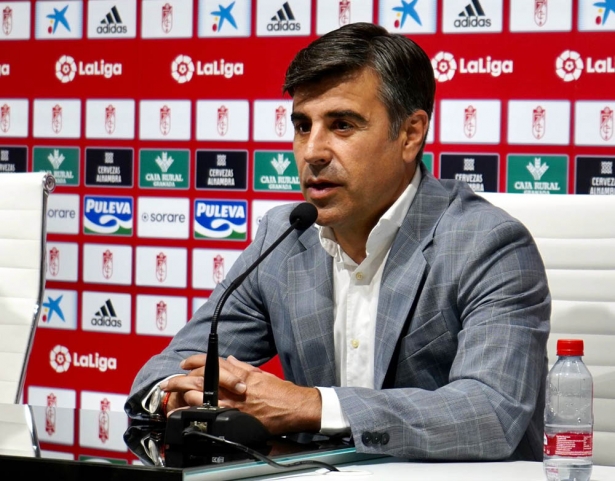 Nico Rodríguez, director deportivo del Granada CF, en un momento de la presentación de Bodiger (JOSÉ VELASCO) Nico Rodríguez, director deportivo del Granada CF, en un momento de la presentación de Bodiger (JOSÉ VELASCO)