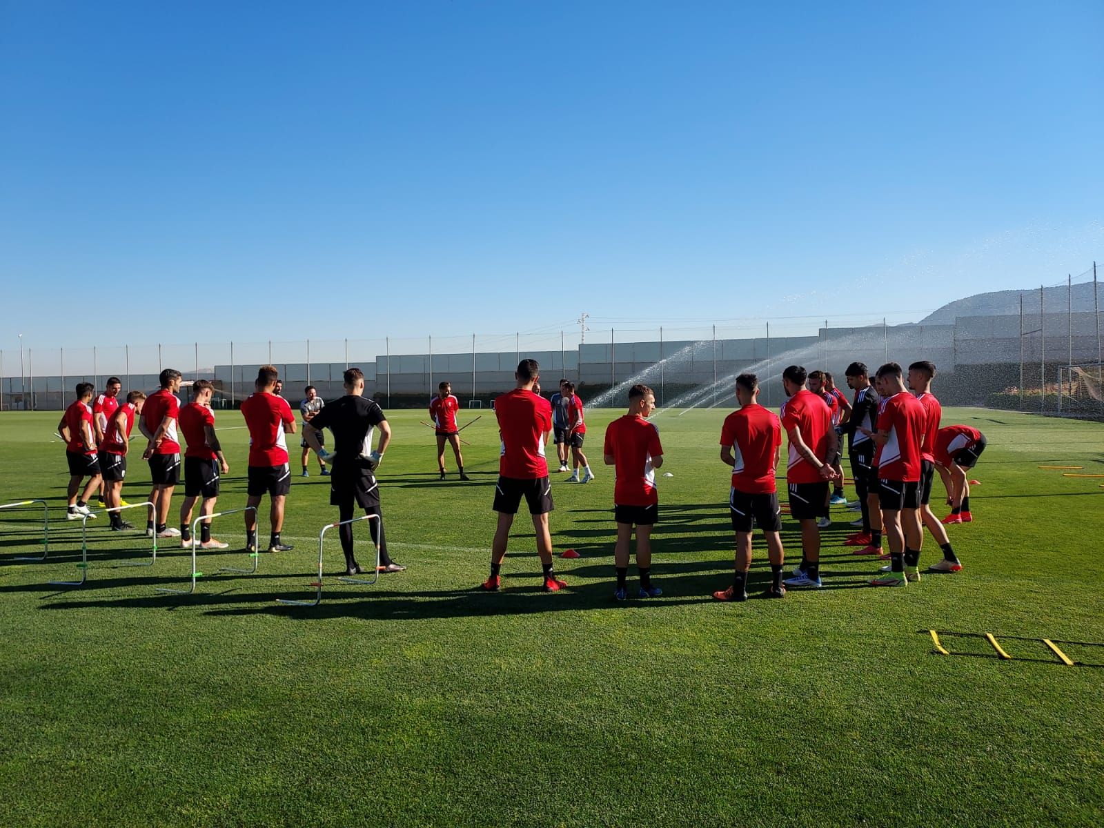 Los jugadores del Granada, al inicio del entrenamiento de este martes en la Ciudad Deportiva (FRAN CALVO)