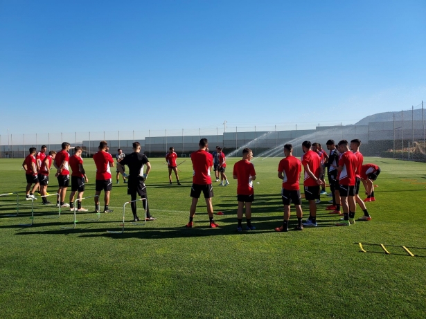 Los jugadores del Granada, al inicio del entrenamiento de este martes en la Ciudad Deportiva (FRAN CALVO) Los jugadores del Granada, al inicio del entrenamiento de este martes en la Ciudad Deportiva (FRAN CALVO)