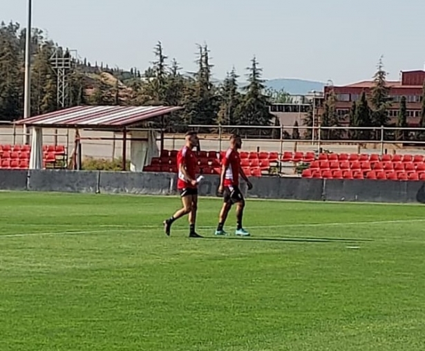 Rochina y Luis Suárez, a su salida al césped para ejercitarse al margen (FRAN CALVO)