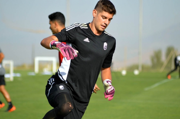 Raúl Fernández, en un entrenamiento con el Granada (JAVIER PALMA)