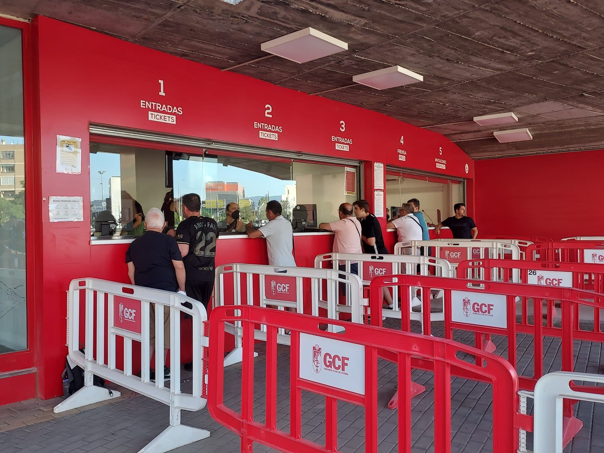 Aficionados del Granada, en las taquillas de `Los Cármenes` durante esta campaña de abonados (FRAN CALVO)