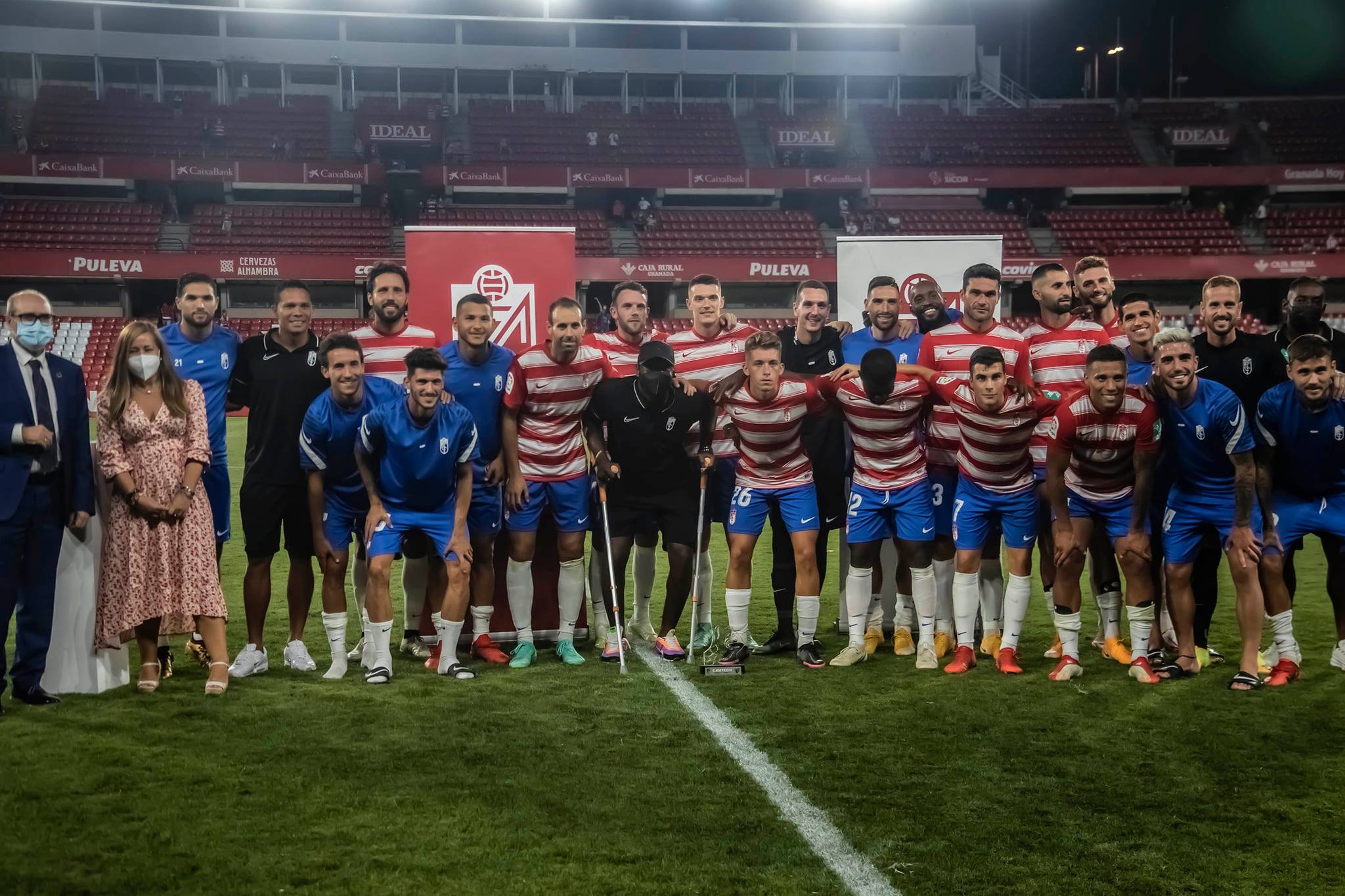 El Granada posa con su trofeo obtenido ante el Málaga el verano pasado (JOSÉ VELASCO / GRJ)