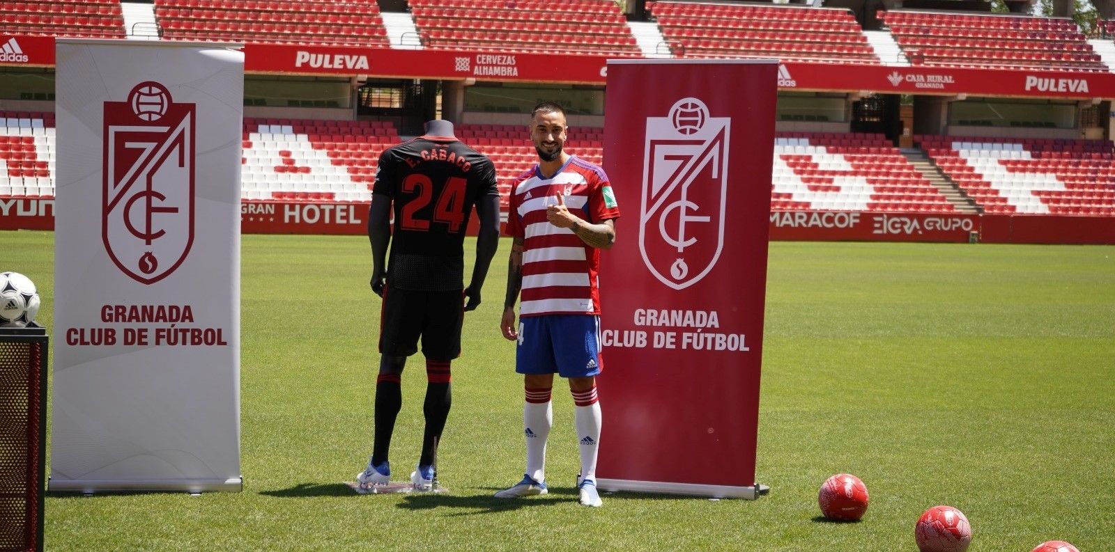 Cabaco posa junto a su camiseta con su dorsal en el verde de `Los Cármenes` (JOSÉ VELASCO / GRJ)