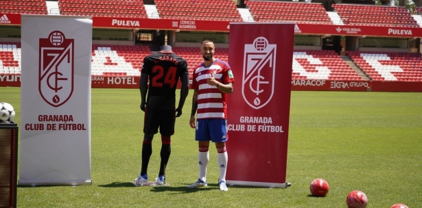 Cabaco posa junto a su camiseta con su dorsal en el verde de `Los Cármenes` (JOSÉ VELASCO / GRJ) Cabaco posa junto a su camiseta con su dorsal en el verde de `Los Cármenes` (JOSÉ VELASCO / GRJ)