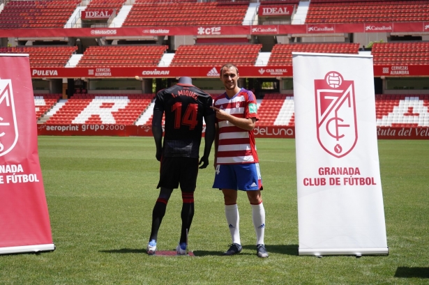 Ignasi Miquel, junto a su camiseta y su dorsal en el verde de `Los Cármenes` (JOSÉ VELASCO / GRJ) Ignasi Miquel, junto a su camiseta y su dorsal en el verde de `Los Cármenes` (JOSÉ VELASCO / GRJ)