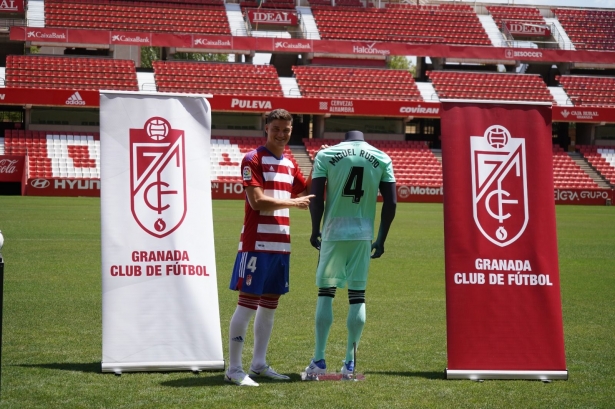 Miguel Rubio posa en el verde del `Nuevo Los Cármenes` (JOSÉ VELASCO / GRJ) Miguel Rubio posa en el verde del `Nuevo Los Cármenes` (JOSÉ VELASCO / GRJ)