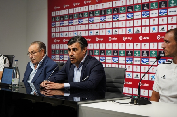 Nico Rodríguez, en la rueda de prensa de presentación de Ignasi Miquel y Miguel Rubio como nuevos jugadores del Granada (JOSÉ VELASCO / GRJ) Nico Rodríguez, en la rueda de prensa de presentación de Ignasi Miquel y Miguel Rubio como nuevos jugadores del Granada (JOSÉ VELASCO / GRJ)