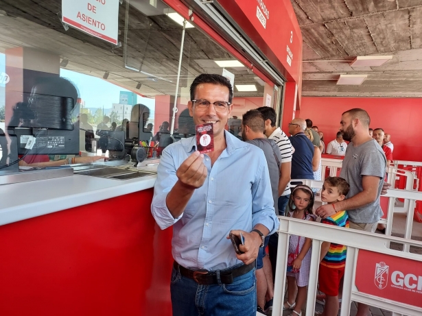Paco Cuenca muestra su carnet de abonado en las taquillas del `Nuevo Los Cármenes` (FRAN CALVO) Paco Cuenca muestra su carnet de abonado en las taquillas del `Nuevo Los Cármenes` (FRAN CALVO)