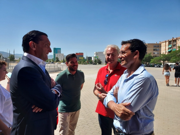 Paco Cuenca charla con Alfredo García Amado, ante la presencia de José Antonio Huertas, concejal de Deportes, y Antonio Viola, director de comunicación del Granada (FRAN CALVO)