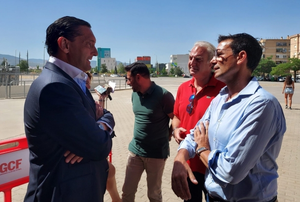 Alfredo García Amado y Paco Cuenca charlan en las taquillas de `Los Cármenes` antes de que el alcalde renovase su abono (FRAN CALVO) Alfredo García Amado y Paco Cuenca charlan en las taquillas de `Los Cármenes` antes de que el alcalde renovase su abono (FRAN CALVO)