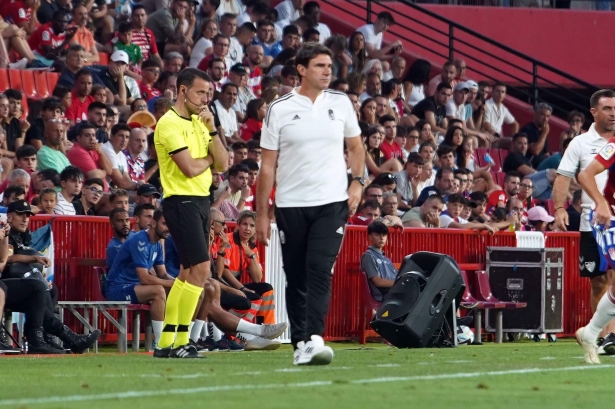 Karanka, durante el partido de presentación ante el Málaga (JOSÉ VELASCO / GRJ) Karanka, durante el partido de presentación ante el Málaga (JOSÉ VELASCO / GRJ)