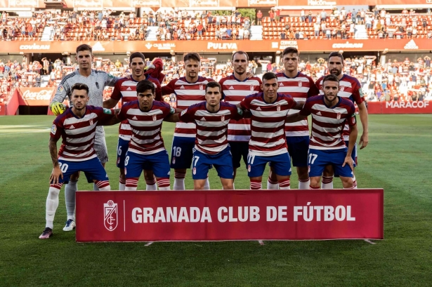 Once inicial del Granada ante el Málaga en su trofeo de presentación (JOSÉ VELASCO / GRJ) Once inicial del Granada ante el Málaga en su trofeo de presentación (JOSÉ VELASCO / GRJ)