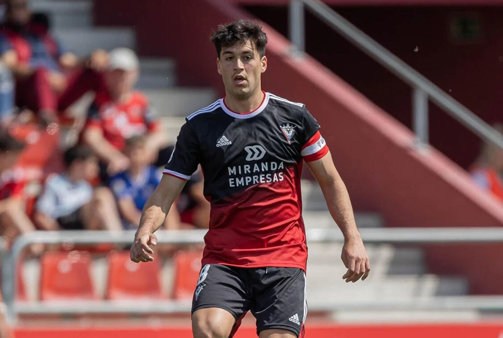 Víctor Meseguer en un partido con el Mirandés (LALIGA)